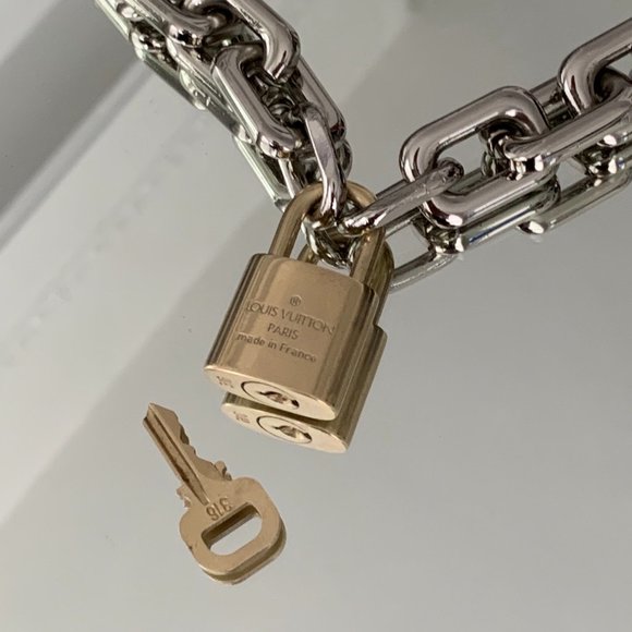 COPY - Louis Vuitton Padlock Chunky Curb Chain Necklace - Picture 3 of 4
